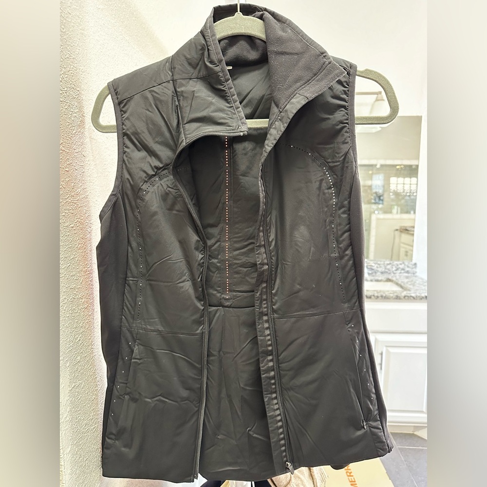 Lululemon Women’s Black Vest (size 6)